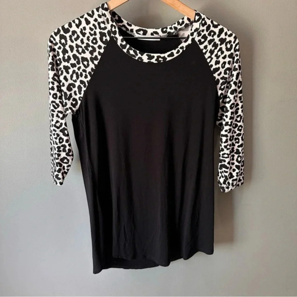 Chris & Carol 3/4 knit top. Soft! Size small. EUC. Snow leopard‎ print sleeves.